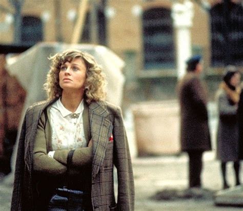 The cinema cartography discuss some of the most intriguing and mystifying motifs and meaning of nic roeg's 1973 masterpiece don't look now starring donald sutherland and julie christie. Julie Christie in Don't Look Now | Julie christie, Movies ...