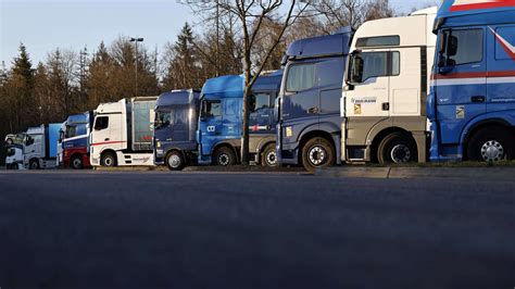 streit an der a45 eskaliert lkw fahrer verletzt kollege mit messerstich