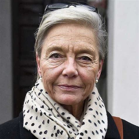As an actress she became popular as malin melkersson, the kind, warm and beautiful older sister in the popular 1964 children's tv series vi på saltkråkan. Louise Edlind bilder, biografi och filmografi | MovieZine