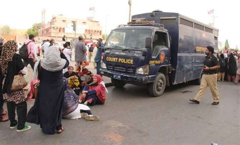 کراچی، نمائش چورنگی پر تحریک انصاف کے کارکنوں کو احتجاج کرنے پر گرفتار کر کے وین میں ڈالا ہوا ہے