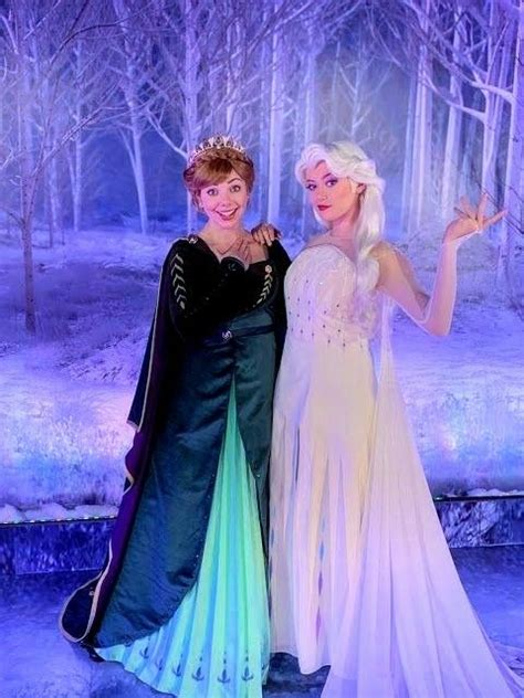 Queen Anna And Her Babe Elsa Disneyland Princess Disney Face Characters Cute Disney Pictures