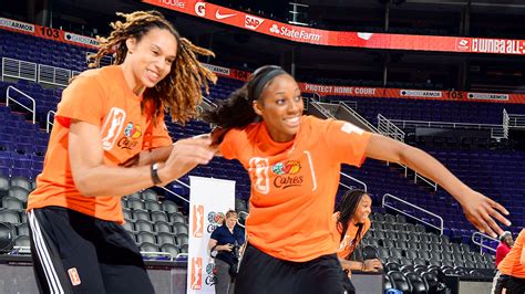 Brittney Griner Appears To Propose To Glory Johnson Of Tulsa Shock