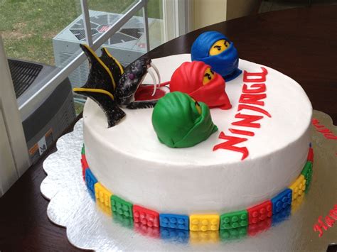 Also, paired with delicious sponge and filling options, this cake is all set to cater to your sweet tooth. Lego Ninjago cake | Kuchen mit fondant, Kuchen ideen ...