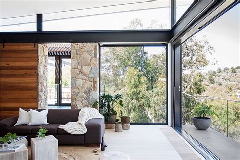 The glass to glass corners are all made to measure with a maximum height of 2400 mm. House in Stone, Glass and Steel Overlooking the Yarra River