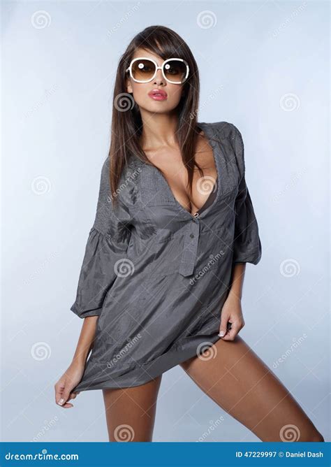 wspaniała kobieta w seksownych szarość ubraniach cieniach i obraz stock obraz złożonej z