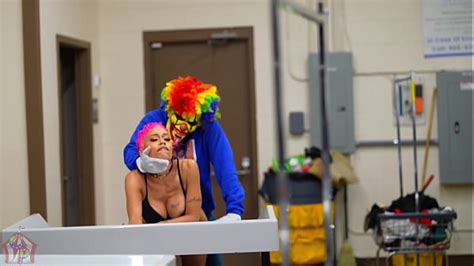 Ebony Pornstar Jasamine Banks Gets Fucked In A Busy Laundromat By Gibby The Clown Xxx Mobile