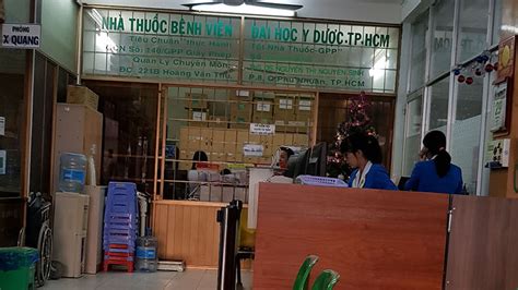 Nhiều bệnh nhân nhờ người thân, bạn bè tiếp tế thêm nhu yếu phẩm. Bệnh viện Đại học Y Dược TP. Hồ Chí Minh (Cơ sở 3)