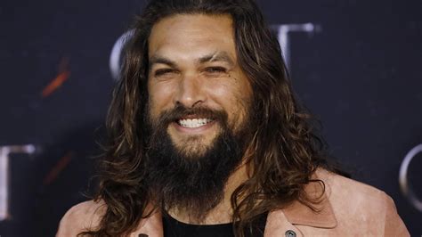 Jason momoma, ya da joseph jason namakaeha momoa, kendisine isim verilirken biraz haksızlığa uğramış bir oyuncu. احتاجت 140 غرزة.. هذه هي القصة وراء ندبة النجم جيسون موموا ...