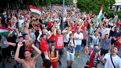 Magyarország az első és a belga, vagy a svéd válogatott ellen játszik. Érik a szőlő - szombathelyi szurkolók a Fő téren a ...