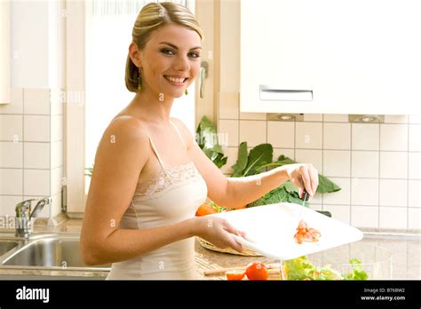 Frau In Der Kueche Woman In The Kitchen Stock Photo Alamy