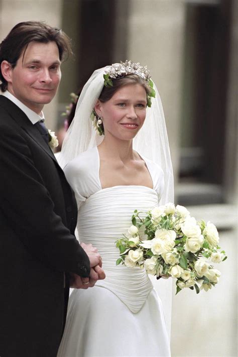 Before that, and particularly in the late 18th century, white was selected for bridal wear as a symbol of status and wealth. De la kokoshnik a la 'halo' de Cartier: las tiaras que ha ...