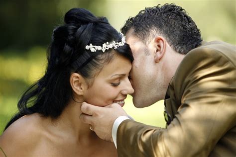 무료 이미지 남자 사람들 여자 남성 애정 키스 두 로맨스 혼례 기혼 결혼 포옹 신부와 신랑 의식