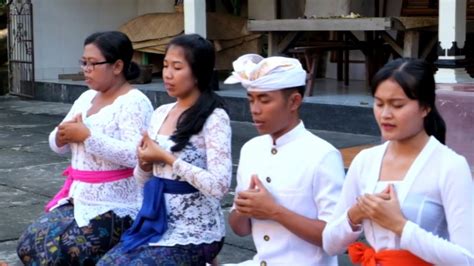 Berikut Ini Makna Di Balik Pelaksanaa Puja Tri Sandya 3 Waktu