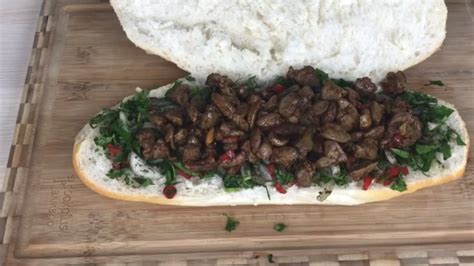 Kavurma sırasında tavanın kapağını kapatın. Tavuk Ciğer Kavurma Tarifi - Canım Anne