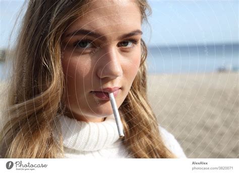 Blondes Mädchen Steht Am Ostessestrand Und Hat Eine Selbstgedrehte Zigarette Im Mund Ein