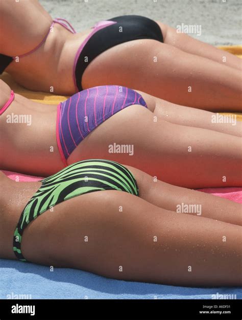 Tres Chicas En Bikini Tomando El Sol En La Playa Fotograf A De Stock