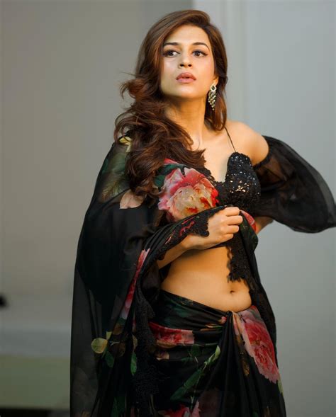 Shraddha Das Sexy Belly Show In Black Saree