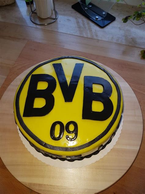 Und so war manni breuckmann einem. BVB torte | Bvb torte, Kuchenlolli, Torten