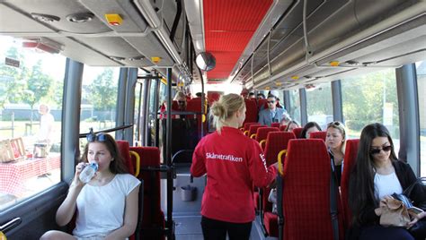 Skånetrafiken ansvarar för gula regionbussar, gröna stadsbussar, pågatågen, öresundståg och serviceresor (sjukresor och färdtjänst). Skånetrafiken - Look Media