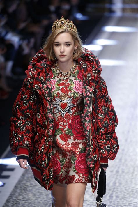 □ read □ reading □ to read. Sarah Snyder - Dolce Gabbana Show Runway on Milan fashion ...