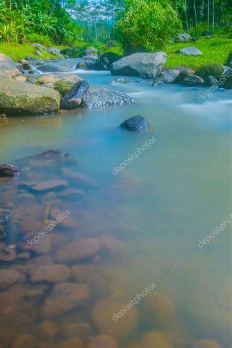 Río Cristalino Con Muchas Rocas Es Adecuado Para Lugares De Interés