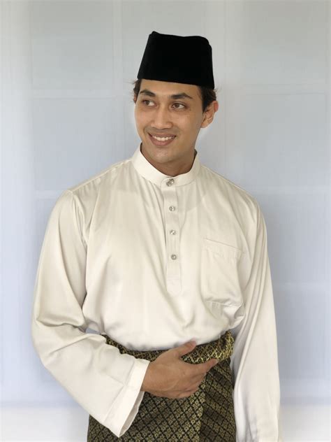 Istilah baju melayu cekak musang ini berhubung langsung dengan pola lingkaran leher baju ; Baju Melayu Cekak Musang - Malaysia's Best Online Fabric ...