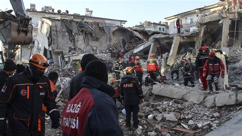 Ten hours after it struck, rescue workers were still pulling people from rubble in the turkish city of izmir. Turkey's earthquake toll rises to 76 - Dynamite News