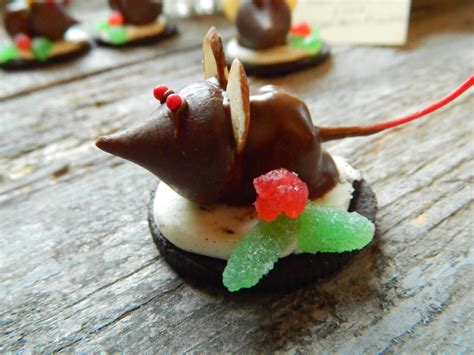 On this episode i give hershey kisses christmas flavors a taste. The Wednesday Baker: OREO & CHERRY DIPPED CHRISTMAS MICE