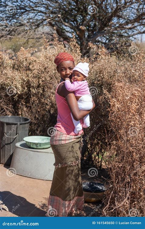 Madre Africana Sosteniendo A Su Hijo Foto De Archivo Imagen De Ella