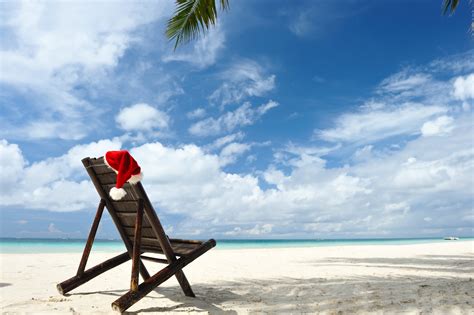 Santa claus relaxing at the beach. Santa spotting around the world - TravelManagers