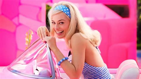 barbie première photo du film avec margot robbie dans le rôle titre vibration