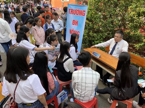 Năm 2016, học viện ngoại giao tuyển sinh trong cả nước và sử dụng kết quả kỳ thi thpt quốc gia của các thí sinh dự thi tại các cụm thi do các trường đại học chủ trì để xét tuyển. Dành 40% chỉ tiêu xét tuyển học bạ ở ĐH Nông lâm TP.HCM