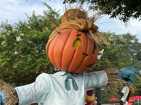 Photos Main Street Scarecrows Jack O Lanterns And More Halloween