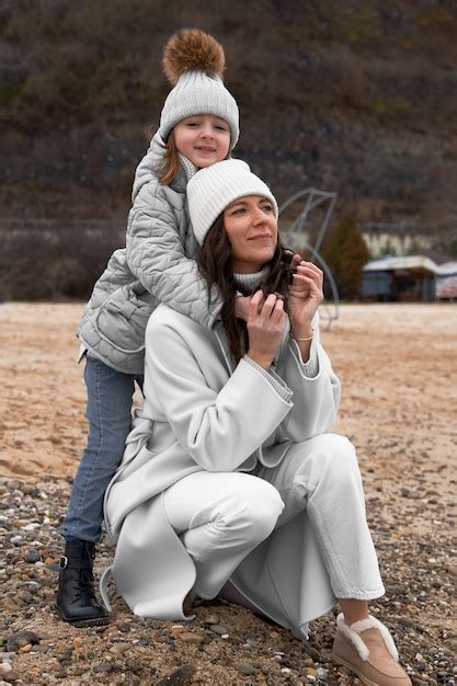 Plano Completo Madre E Hijo En La Playa Foto Gratis