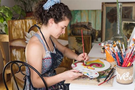 Chica Pintando Un Cuadro En Estudio De Arte Foto Gratis