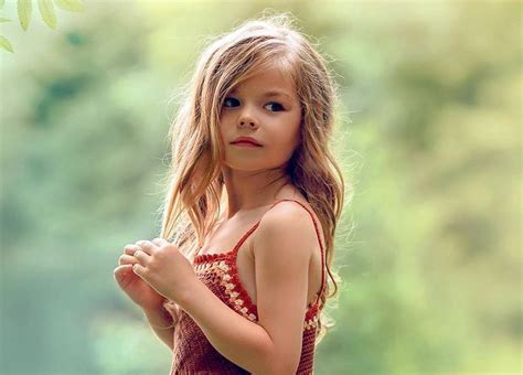 6 Jarig Russisch Meisje Wordt ‘mooiste Kind Ter Wereld’ Genoemd Nu Wil Elke Fotograaf Haar