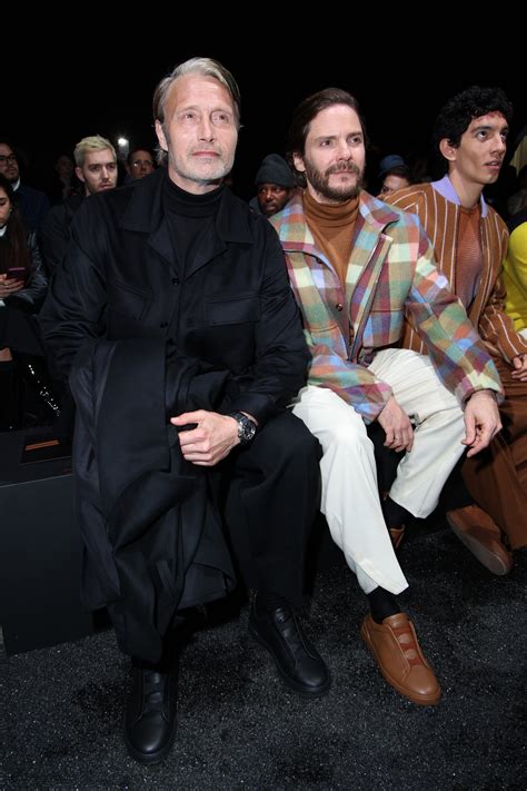 Mads Mikkelsen se pasó por el desfile de Zegna para contarle al mundo