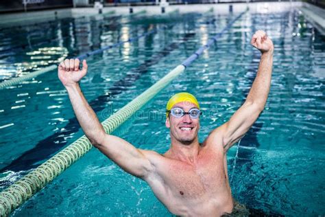 Il Nuotatore Felice Ha Messo Le Sue Mani Su Immagine Stock Immagine Di Lifestyle Indicatore