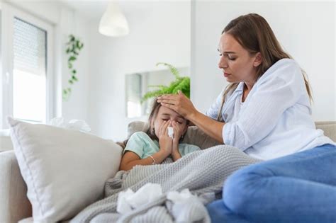 Madre Midiendo La Temperatura De Su Hijo Enfermo Niño Enfermo Con