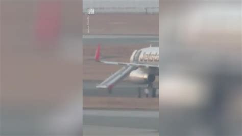 فرود اضطراری هواپیمای مسافربری در ژاپن پلیس اعلام کرد هواپیمای جت استار
