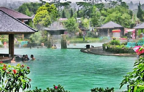 Pada zaman hindia belanda, curug atau air terjun jompong merupakan tempat wisata tersembunyi yang berada di wilayah priangan jawa barat. Tempat Wisata Mempesona Di Seputar Bandung | Joglo Wisata