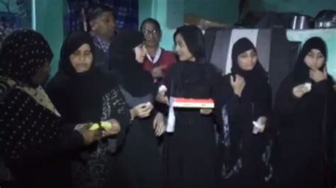 moradabad women celebrate as triple talaq bill gets lok sabha nod oneindia news youtube
