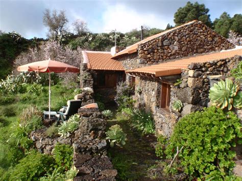 El peral en planta baja y el castaño planta alta, con buenas vitas y terraza, de un dormitorio cada una, el castaño con cama de matrimonio y el peral con dos camas individuales, un confortable sofá cama en el salón de cada casa. CASA RURAL LA JARITA (el Pinar, el Hierro) - Ruralbnb