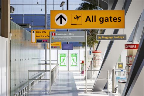 Wel dragen, niet op doen, misschien toch: Eindhoven Airport breidt mondkapjesplicht uit - De Limburger