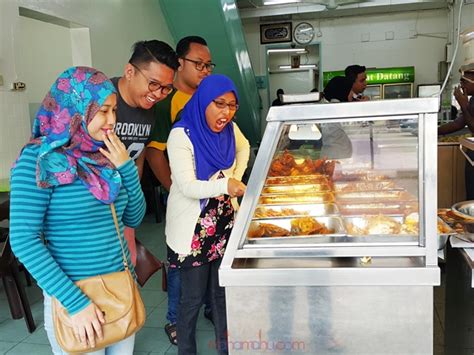 The rice for a nasi kandar dish is often placed in a wooden container about three feet high, giving it a distinctive aroma. Restoran Deen Nasi Kandar Jelutong Juga Terkenal Di Pulau ...