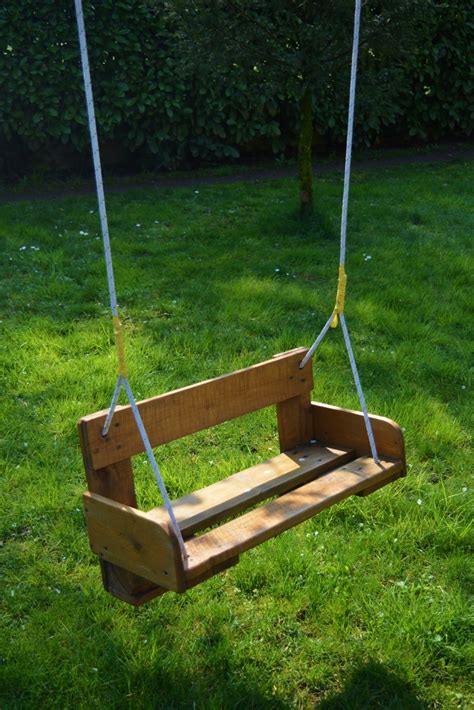 Die 4cm starken seitenteile schützen ihr baby vor der normalen geräuschkulisse zu hause. Gartenschaukel aus Paletten bauen » So wird's gemacht