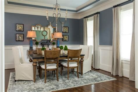 The Dining Room Features A Beautiful Color Palette Of Blue And White