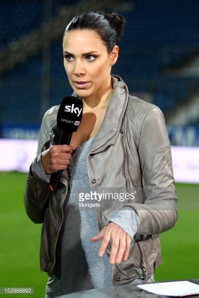 Als moderatorin beim bezahlsender „sky berichtet esther sedlaczek (27) vom rand des fußballplatzes, kevin trapp (23) steht für eintracht frankfurt im tor. Moderator Esther Sedlaczek of sky television channel looks ...