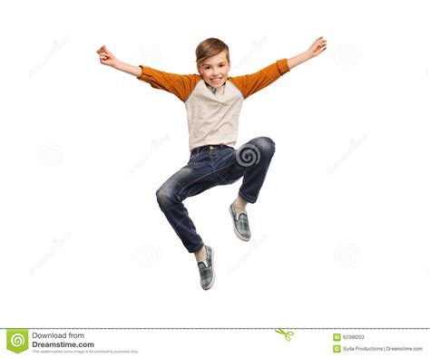 Muchacho Sonriente Feliz Que Salta En Aire Imagen De Archivo Imagen