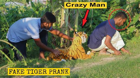 Viral Fake Tiger Vs Crazy Man Prank Video So Funny Man Reaction With